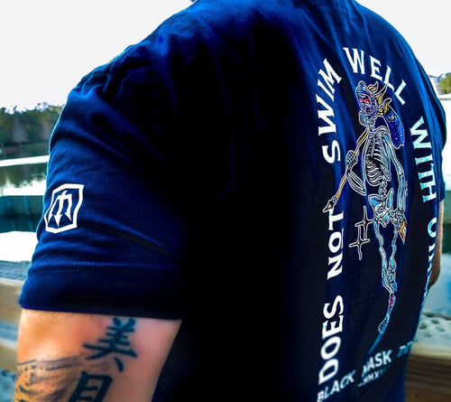 T-Shirt „Schwimmt nicht gut mit anderen“ – Marineblau